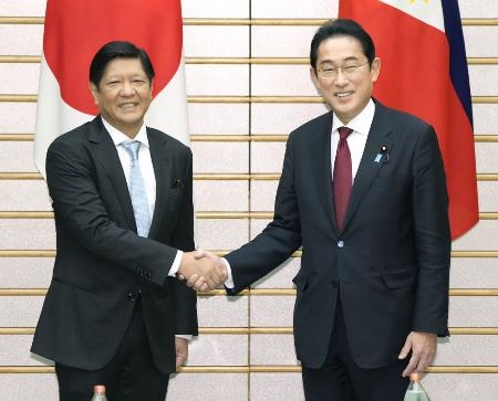 　フィリピンのマルコス大統領（左）と岸田首相＝２月、首相官邸