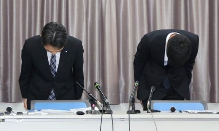 　記者会見で謝罪するＪＲ西日本の岸本良記運輸車両部長（左）ら＝７日午後、大阪市