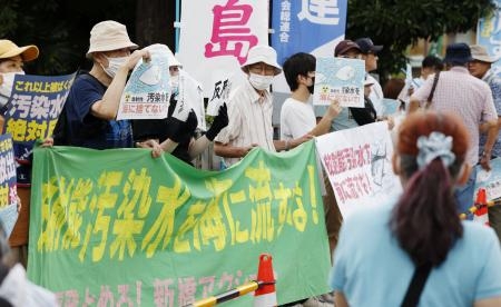 　東京電力福島第１原発の処理水海洋放出を巡る政府方針の決定に対し、首相官邸前で抗議する人たち＝２２日午前