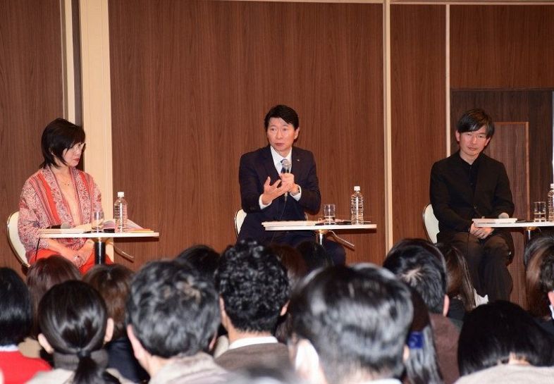 芸術祭の展望を語る（左から）長谷川館長、伊原木知事、和田さん