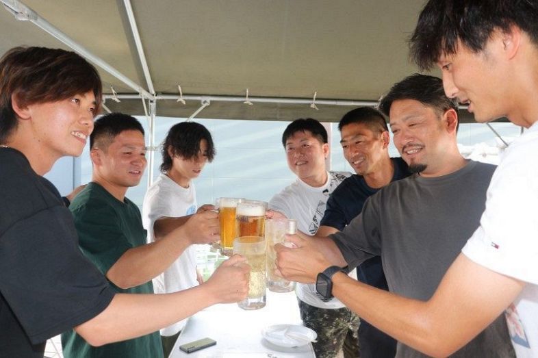 ビアガーデンで乾杯する若者ら。ジンジャーエールとビールをそれぞれ選んだ＝１８日、岡山高島屋