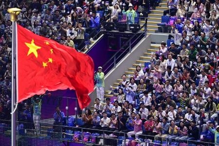 　杭州アジア大会の開会式で掲揚された中国国旗とスタンドの観客＝２３日、杭州（共同）