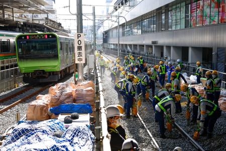 　ＪＲ山手線の渋谷駅で始まったホームと線路の高さを上げる工事＝１８日午前