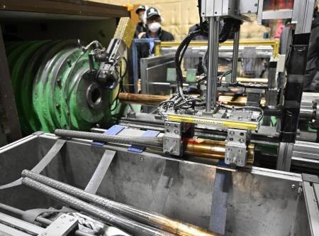 　報道陣に公開された新基準の金属バットを製造する工場＝２７日、横浜市