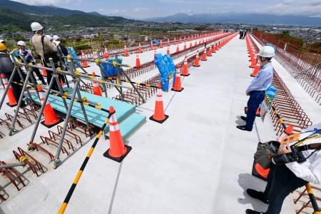 　公開されたリニア中央新幹線の高架橋の上部＝３０日午後、山梨県富士川町