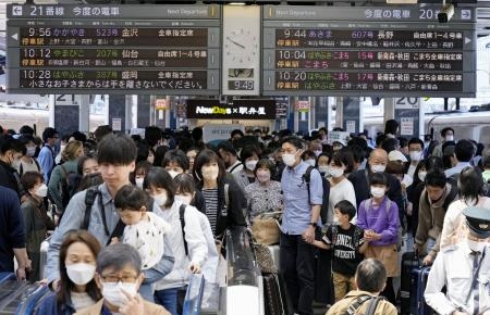　昨年の５月３日、ゴールデンウイークで混雑するＪＲ東京駅の新幹線ホーム
