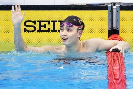 　男子１００メートル平泳ぎで優勝し、手を振る花車優＝東京アクアティクスセンター