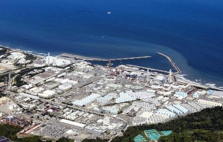 　処理水の海洋放出が始まった東京電力福島第１原発＝８月