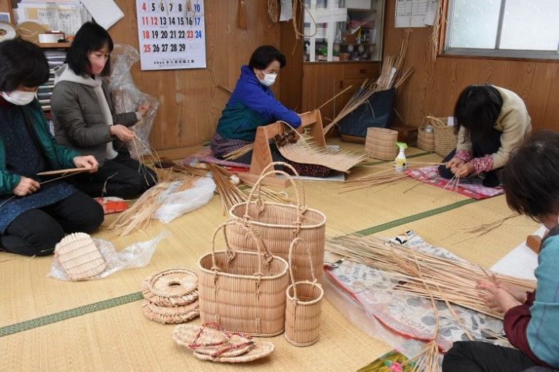 がま細工を編み上げる女性たち