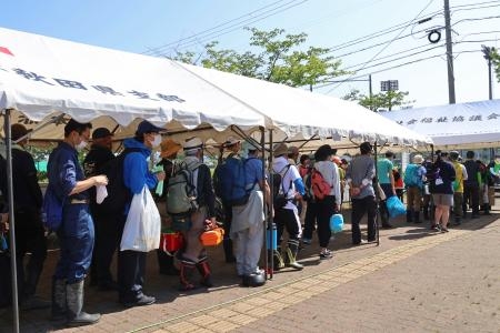 　秋田市の災害ボランティアセンターに駆け付けた大勢の人たち＝２２日午前