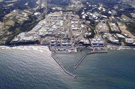 　処理水の海洋放出が始まった東京電力福島第１原発＝２４日（共同通信社ヘリから）