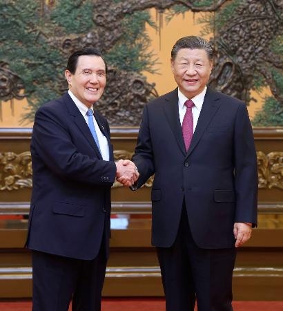 　台湾の馬英九前総統（左）と握手する中国の習近平国家主席＝１０日、北京の人民大会堂（新華社＝共同）