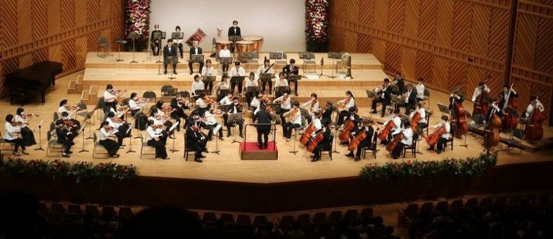 ３年ぶりの舞台で堂々たる演奏を繰り広げた市民らでつくる祝祭管弦楽団＝リーデンローズ