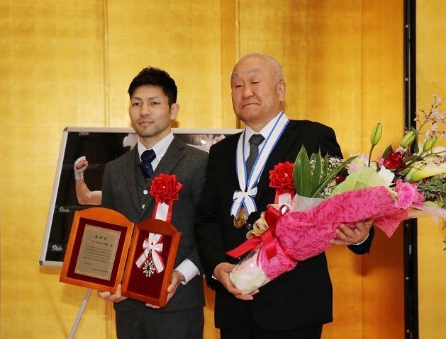 スポーツ栄誉章を受賞した阿久井選手（左）とスポーツ章の守安会長