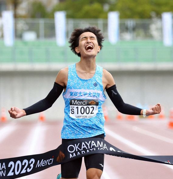 おかやまマラソンでトップでゴールする森田雄貴さん