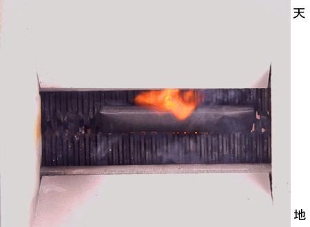 　リチウムイオンバッテリーが破砕機で押しつぶされて発火する実験（ＮＩＴＥ提供）