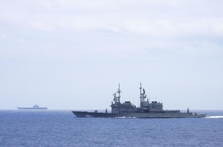 　台湾周辺の海域で、中国軍の空母「山東」（奥）を監視する台湾軍の軍艦（台湾国防部提供・共同）