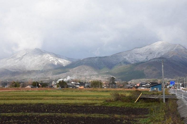 雪で白く染まった中蒜山（左）と下蒜山＝１日午前１０時１０分、真庭市蒜山下長田で撮影
