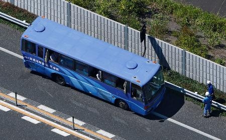 　東九州自動車道上り線今川スマートＩＣ付近でトラックと衝突したバス＝４日午前１０時２２分、福岡県行橋市（共同通信社ヘリから）