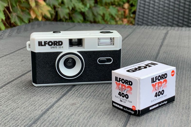 これがイルフォードのカメラとフィルム。白と黒のシンプルなデザイン＝倉敷アイビースクエア