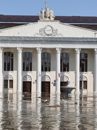 　カホフカ水力発電所のダム決壊の影響で浸水した公共施設＝６日、ウクライナ南部ヘルソン州（タス＝共同）