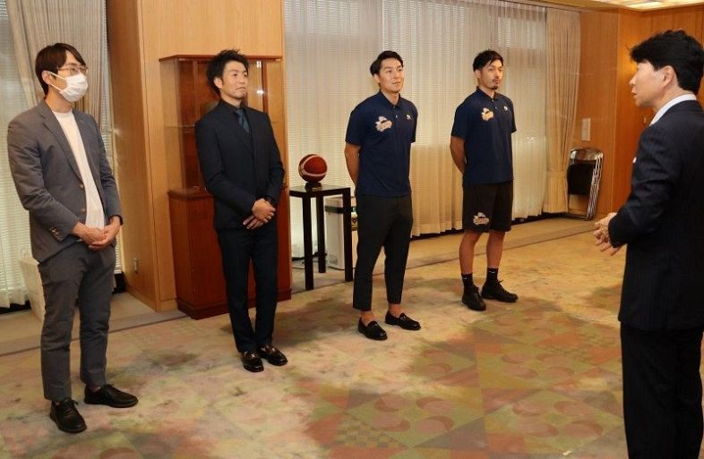 伊原木知事から激励を受ける（左から）中島代表、大森監督、高畠主将、向井選手