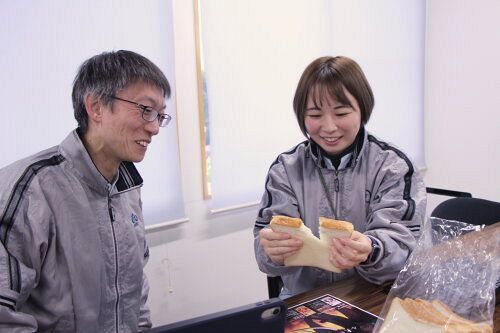 自社製小麦粉で作ったパンを手にする渡邊さん（右）