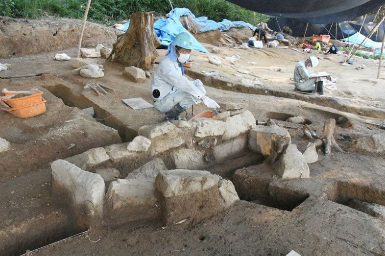 佐良山古墳群で新たに見つかった古墳の竪穴式石室。奥のブルーシートで囲まれた辺りで住居跡も見つかった