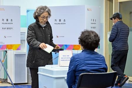 韓国総選挙、投票始まる　与党劣勢、日韓協力に影響も