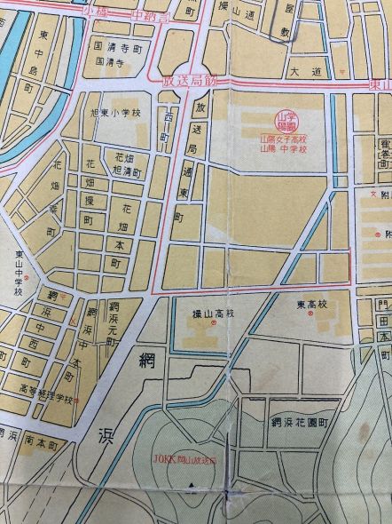 「放送局通東町」の地名が記された地図　路面電車の停留所は「放送局筋」とある＝「最新岡山市街図」（１９５３年発行）、岡山市立中央図書館蔵