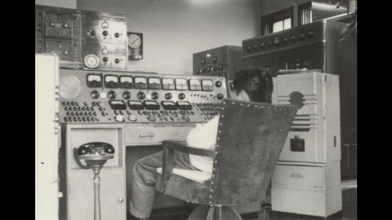 放送機室内部　右奥の黒い機械が放送機（ラジオ第一用）＝1960年ごろ、桑野洋氏提供