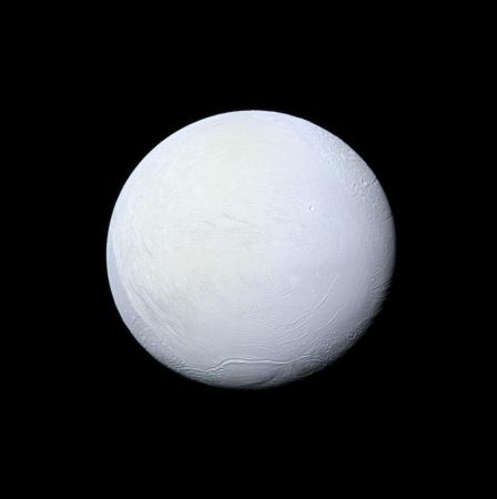 　ＮＡＳＡの無人探査機カッシーニが捉えた土星の衛星エンケラドス（ＮＡＳＡ提供）