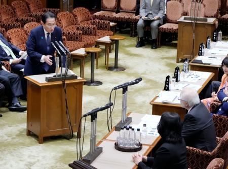 　参院予算委で答弁する岸田首相＝２６日午後