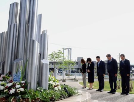 　熊本地震の「本震」から８年となり、震災記念公園で黙とうする熊本県益城町の西村博則町長（右から２人目）ら＝１６日午前、益城町