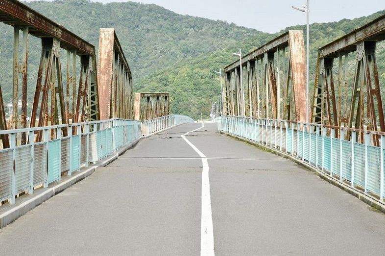 川辺橋 橋脚と橋桁を一部撤去へ　倒壊恐れ、岡山県１３日から準備