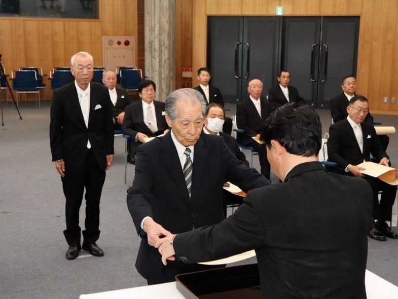 長年にわたる功績たたえる　岡山県庁で叙勲伝達式