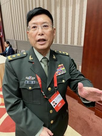 　インタビューに応じる中国軍シンクタンク軍事科学院の何雷・元副院長（共同）