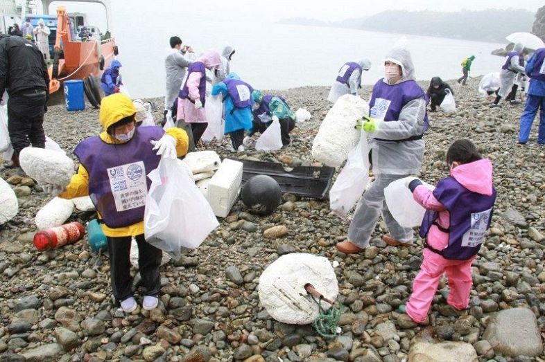 「みんなでびぜん」が鹿久居島の海岸で行った清掃活動＝２０２３年２月１９日