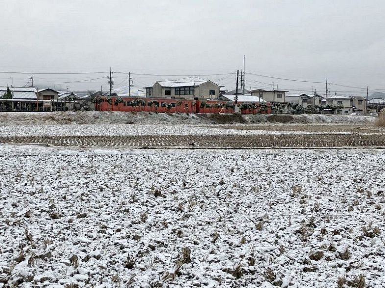 うっすらと雪化粧した岡山市郊外＝２７日午前８時５１分、同市北区西辛川