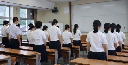 　事件から９年になるのを前に教室で黙とうする、女子生徒が通っていた高校の生徒たち＝２１日午前、長崎県佐世保市