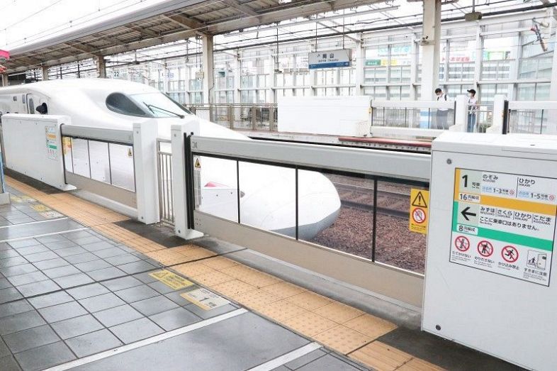 ＪＲ岡山駅の新幹線上りホームのホームドア。車両との間の障害物を感知するセンサー部分にカメムシが止まっていたという