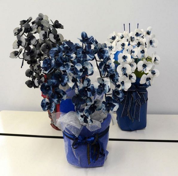 井原デニムの造花「胡蝶蘭」販売　青木被服、祝い事の贈り物に