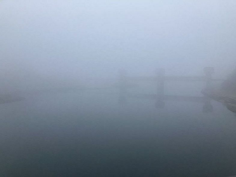濃霧でかすむ旭川。岡山市の相生橋から南西方向を撮影＝６日午前８時２分