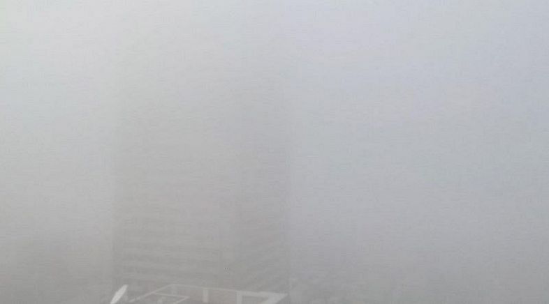濃い霧にすっぽり覆われた岡山市中心部の高層マンション＝６日午前９時６分、岡山市北区柳町の山陽新聞社から西方向を撮影