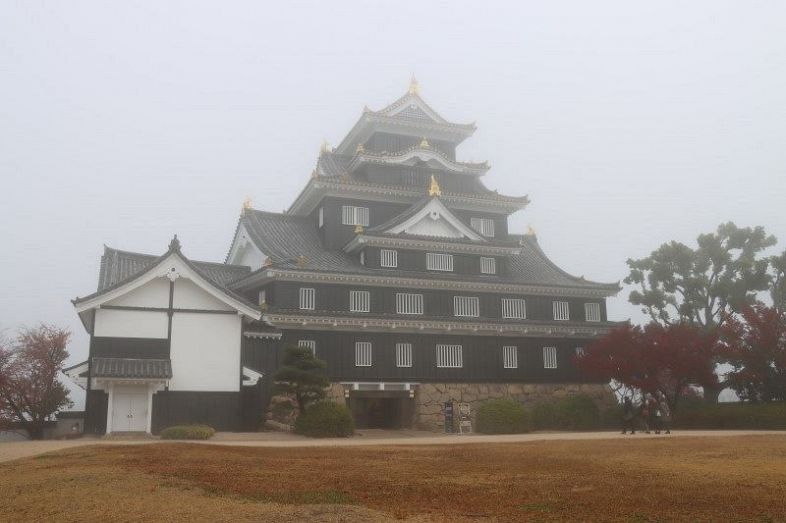 深い霧に覆われた岡山城。観光客らが静かなたたずまいを楽しみながら散策していた＝６日午前９時２２分