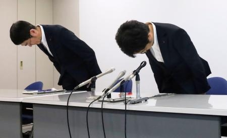 　いじめ被害の調査報告書が一時閲覧できる状態だったことについて謝罪する熊本県教育委員会の担当者＝４日午後、熊本市