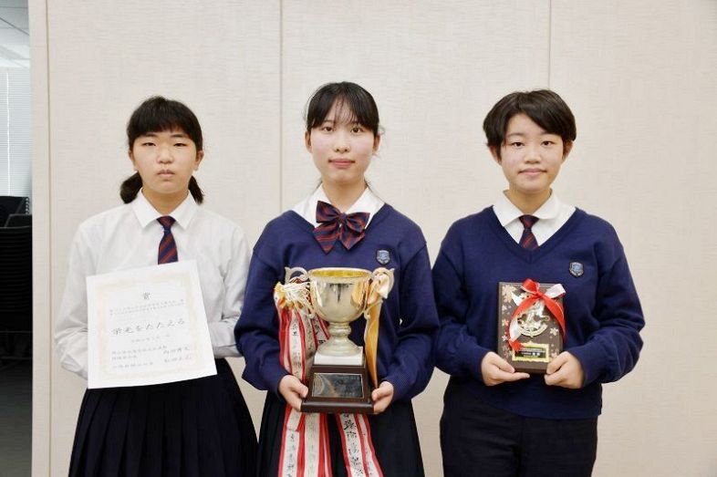 女子団体で県代表になった青陵（左から長森さん、濱田さん、山田さん）
