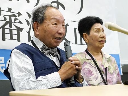 　５月、再審制度関連の集会であいさつする袴田巌さん。右は姉のひで子さん＝東京都内