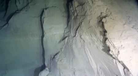　東日本大震災の震源域の海底で撮影されたほぼ垂直な断層崖（コミュニケーションズ・アース・アンド・エンバイロメントの論文より）