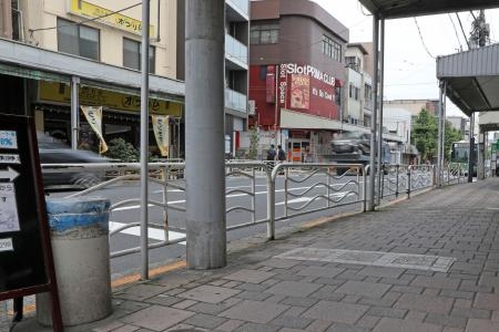 　女性が刺された現場付近の歩道＝１０日午前１１時３分、東京都江東区